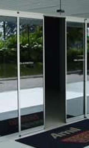 Porta de vidro com sensor de presença Porta de vidro com sensor de presença